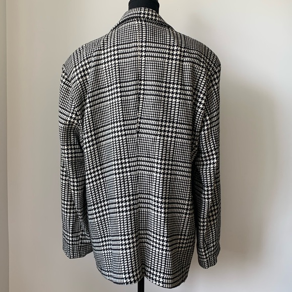 Elegant Black and White Houndstooth Women's Blazer - Picture 2 of 10